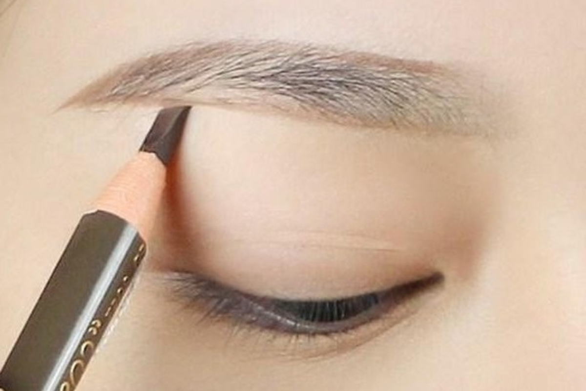 Bí quyết cách vẽ chân mày cho mặt tròn thon gọn hoàn hảo Đặc điểm khuôn mặt tròn và tầm quan trọng của cách vẽ chân mày cho mặt tròn
