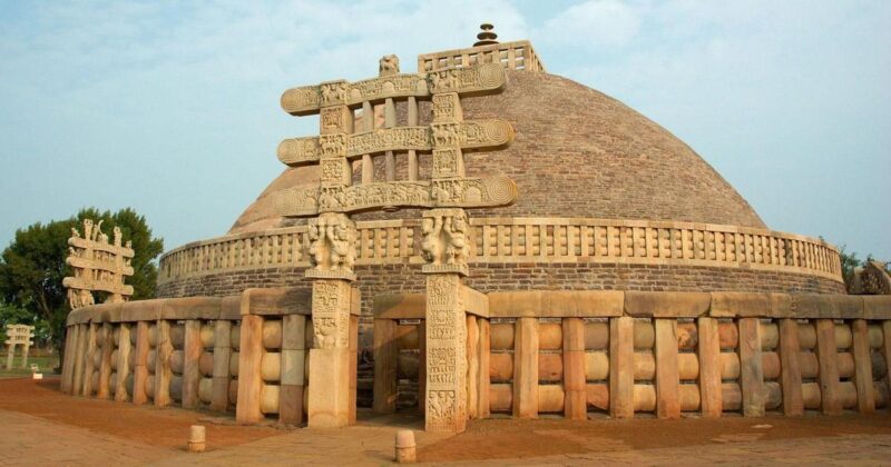 Hình ảnh toàn cảnh Đại bảo tháp Sanchi, một stupa sanchi là bảo tháp có kiến trúc Phật giáo cổ đại Ấn Độ.