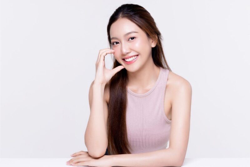 Hướng dẫn cách đánh bóng mắt để tạo khối và chiều sâu, làm cho đôi mắt trở nên sống động hơn