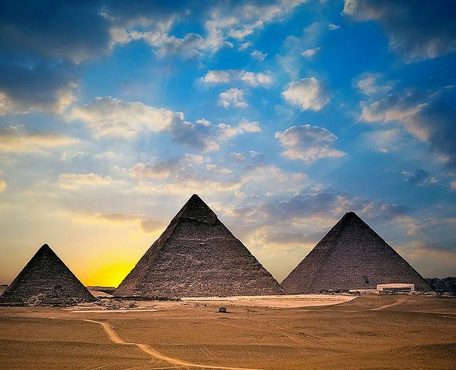 Bên trong Đại Sảnh Hypostyle của Đền Karnak, một **công trình kiến trúc Ai Cập cổ đại** đồ sộ