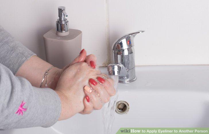 Các dụng cụ cần thiết cho việc thực hành cách vẽ eyeliner bằng bút lông hiệu quả