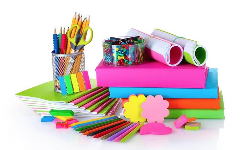 Bộ dụng cụ vẽ cơ bản gồm giấy bút chì tẩy màu sáp cho bé học vẽ con vật