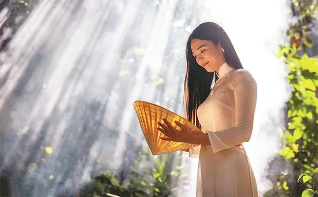 Hình ảnh thiếu nữ áo dài tím mộng mơ dạo bước trên phố cổ Hà Nội ngày thu