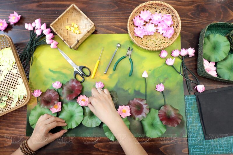 Cận cảnh vẻ đẹp tinh xảo của hoa hồng bằng giấy mỹ thuật cao cấp