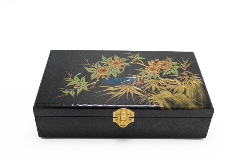 Họa tiết hoa lá màu nước tinh tế được vẽ trên chiếc khăn lanh để đặt lọ hoa thêm duyên dáng