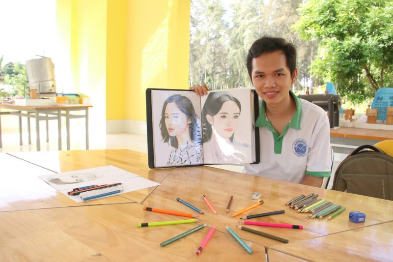 Khám Phá Kỹ Thuật Vẽ Tranh Phóng To Lớp 9 Đầy Sáng Tạo Học sinh lớp 9 đang chăm chú thực hiện bài vẽ tranh phóng to trên giấy A3 bằng bút chì