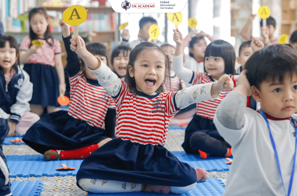 Không khí vui vẻ tích cực khi hướng dẫn trẻ nhỏ các bước vẽ con vật đơn giản