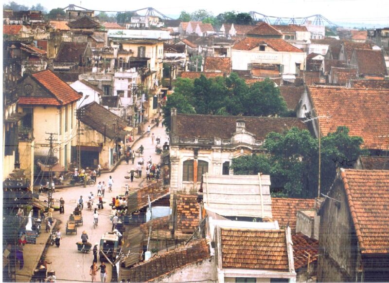 Kiến trúc cảnh quan là gì thể hiện qua công viên đô thị hiện đại với cây xanh và lối đi