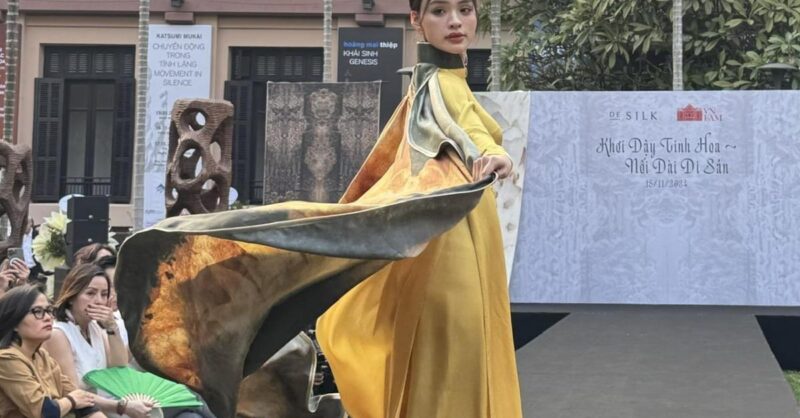 Kỹ thuật vẽ tranh lụa tinh xảo thời Nguyễn với các chi tiết mềm mại và màu sắc hài hòa