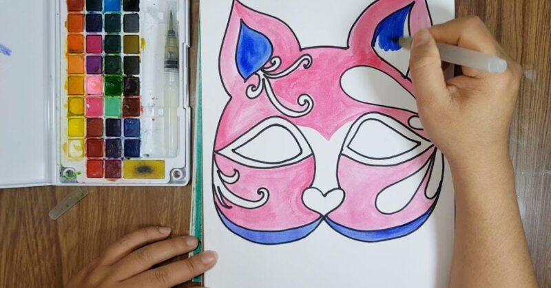 Một chiếc mặt nạ lớp 8 đã hoàn thiện với màu sắc rực rỡ và họa tiết sáng tạo