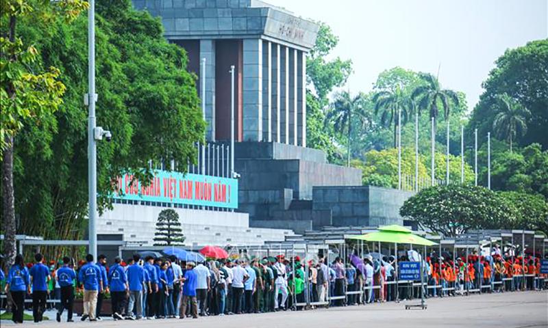 Khám phá vẻ đẹp tranh vẽ quê hương đất nước của học sinh Nét vẽ quê hương đất nước của học sinh thể hiện tình yêu với Lăng Bác kính yêu và quảng trường Ba Đình lịch sử