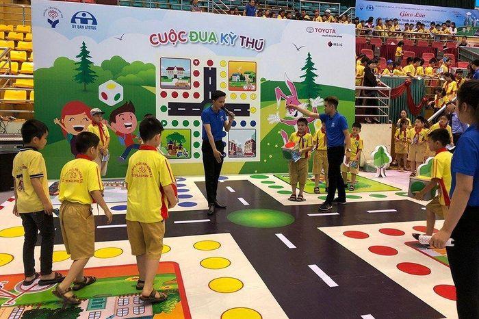 Nét vẽ trẻ thơ hồn nhiên trong tranh thiếu nhi làm nghìn việc tốt chia sẻ đồ chơi với bạn bè