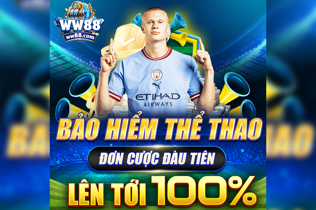 Người xem đang chăm chú cảm nhận bức tranh về chủ đề tiết kiệm năng lượng trong triển lãm