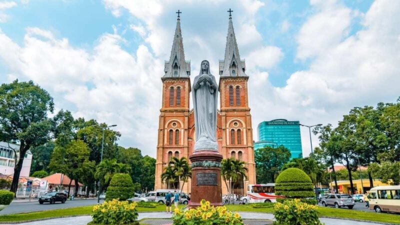 Nhà thờ Đức Bà Sài Gòn một công trình kiến trúc ở TP.HCM mang phong cách Gothic cổ kính và uy nghiêm