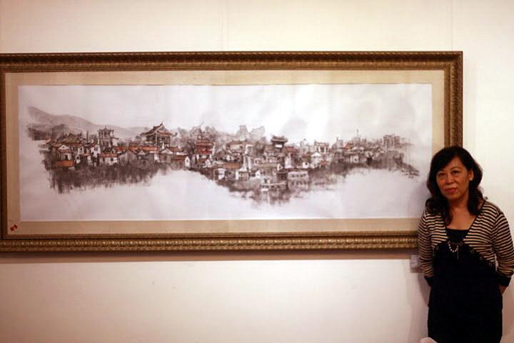 Một cuốn sổ phác họa đang mở với bức vẽ chì chi tiết một tác phẩm điêu khắc Chăm Pa tại bảo tàng mỹ thuật quốc gia