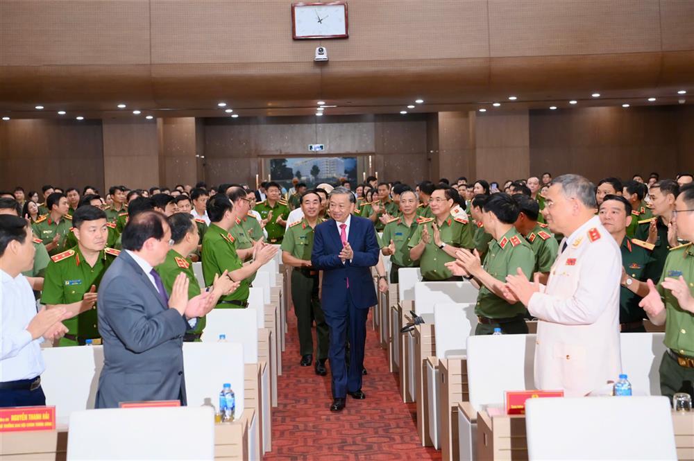 Hướng dẫn phác thảo các đối tượng chính trong bức tranh về chủ đề an toàn giao thông