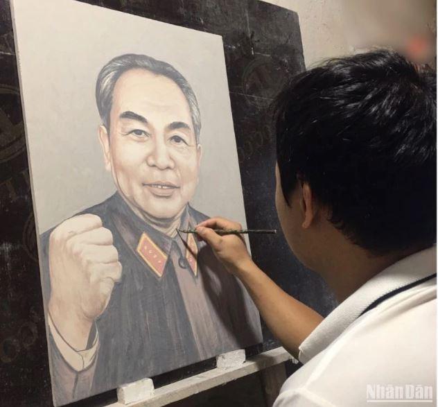 Sinh viên trường đại học mỹ thuật công nghiệp đang say sưa phác thảo ý tưởng nghệ thuật độc đáo trong xưởng vẽ