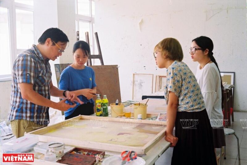 Sinh viên trường đại học mỹ thuật đang say mê sáng tạo tác phẩm hội họa trong xưởng vẽ