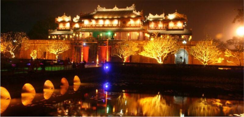 Tổng quan một công trình kiến trúc thời Trần cổ kính uy nghiêm dưới ánh nắng chiều