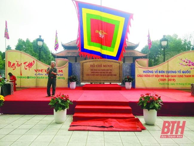 Tranh vẽ Bác Hồ đang trìu mến đọc truyện cho các cháu thiếu nhi chăm chú lắng nghe