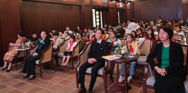 Bức tranh Lăng Bác của học sinh sử dụng màu sắc tươi sáng, thể hiện sự hồn nhiên, trong trẻo