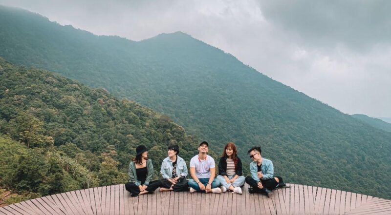 tranh vẽ màu nước phong cảnh núi non hùng vĩ với mây mù bao phủ buổi sáng sớm