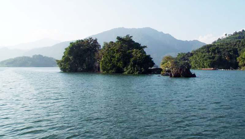 Tranh vẽ phong cảnh đêm bằng màu nước với ánh trăng soi bóng xuống mặt hồ tĩnh lặng