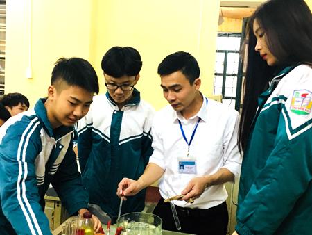 Tranh vẽ thầy cô giảng bài trên bục giảng một cách say sưa và đầy tâm huyết với học trò