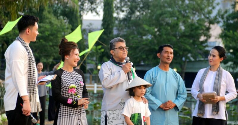 Nét Đẹp Dịu Dàng Qua Tranh Vẽ Áo Bà Ba Truyền Thống Cô gái duyên dáng trong tranh vẽ áo bà ba bên dòng sông quê hương Nam Bộ