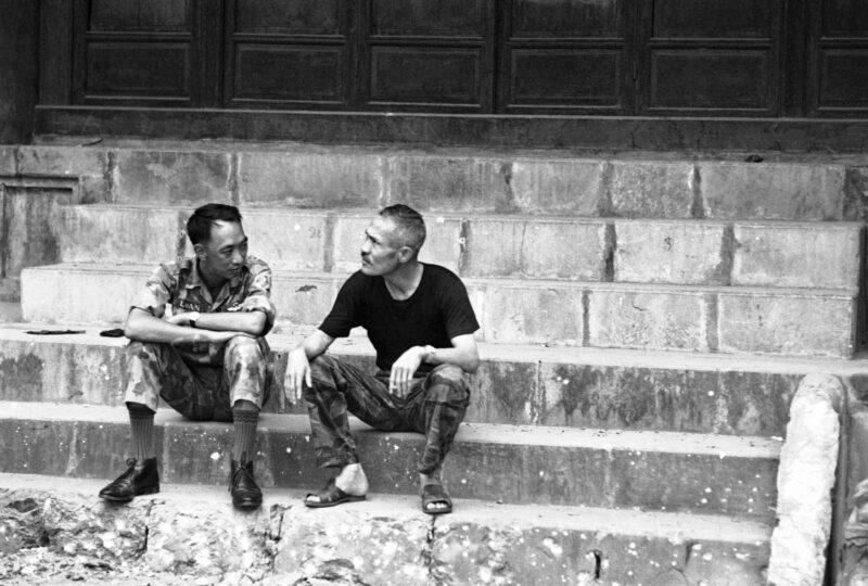 Tranh vẽ bạo lực gia đình khắc họa hình ảnh nạn nhân trong bóng tối và sự cô đơn tuyệt vọng