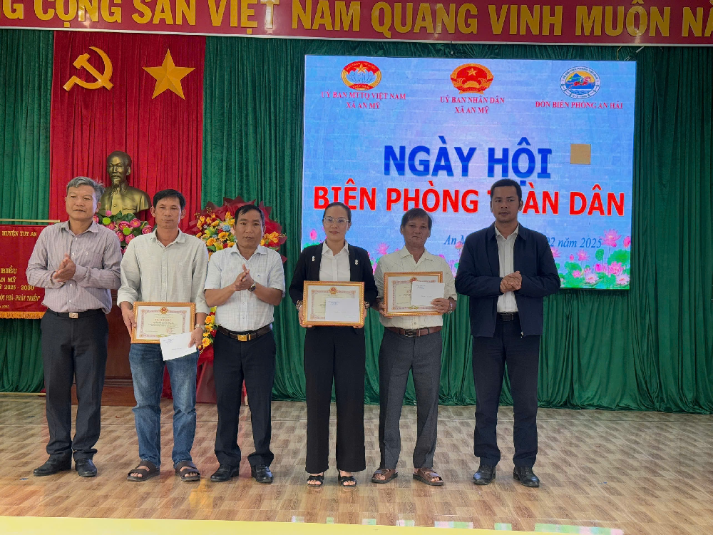 Nét Vẽ Tự Hào: Khám Phá **Tranh Vẽ Bảo Vệ Biển Đảo** Bức tranh vẽ biển đảo quê hương Việt Nam với hình ảnh người lính hải quân và lá cờ Tổ quốc tung bay đầy tự hào