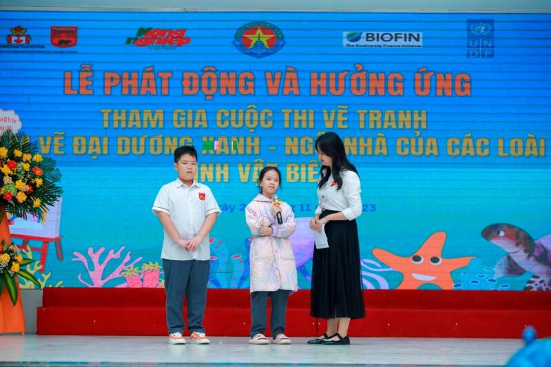 Tranh Vẽ Ô Nhiễm Môi Trường Biển: Hồi Chuông Cảnh Tỉnh Tranh vẽ ô nhiễm môi trường biển với hình ảnh sinh vật biển đau khổ mắc kẹt trong rác thải nhựa.