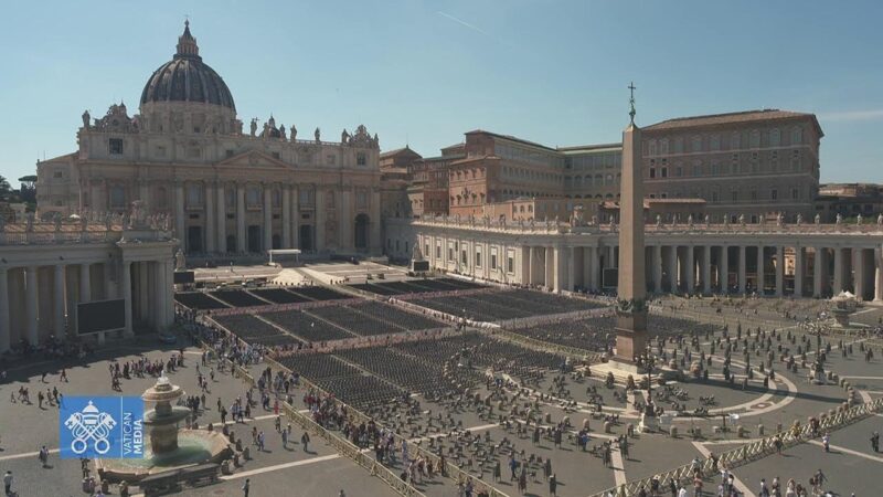 Bức tranh vẽ chân dung mẹ yêu dấu với nụ cười hiền từ và ánh mắt trìu mến