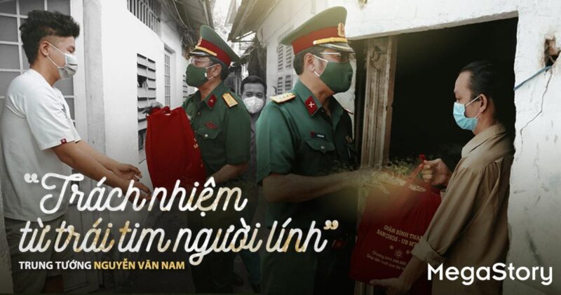 Bức tranh vẽ chú bộ đội áo xanh tận tình chăm sóc bệnh nhân nhiễm Covid trong khu cách ly