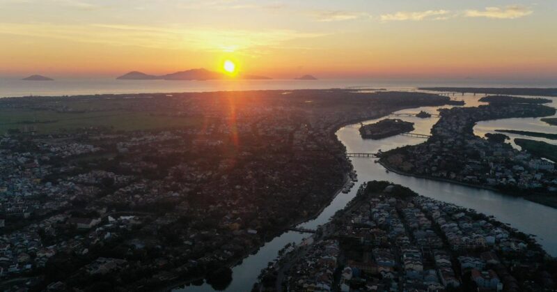 Tranh vẽ Chùa Cầu Hội An cổ kính soi bóng xuống dòng sông Hoài thơ mộng buổi sớm mai