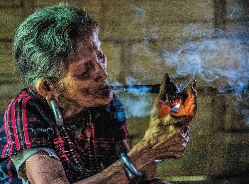 Tranh vẽ Tháp Phước Duyên chùa Thiên Mụ uy nghi bên dòng sông Hương thơ mộng