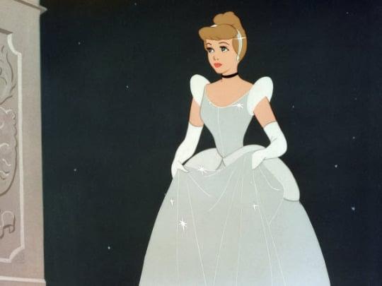 Tranh vẽ công chúa Lọ Lem theo phong cách Disney kinh điển lộng lẫy trong bộ váy xanh