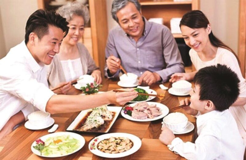 Tranh Vẽ Gia Đình Hạnh Phúc Lưu Giữ Khoảnh Khắc Yêu Thương Tranh vẽ gia đình hạnh phúc quây quần bên mâm cơm ấm cúng ngày thường