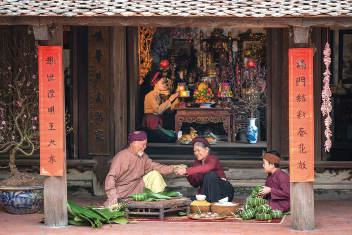 Khám phá vẻ đẹp vẽ tranh mùa xuân ngày tết truyền thống Tranh vẽ cảnh gia đình Việt Nam sum họp đầm ấm bên mâm cỗ ngày Tết cổ truyền