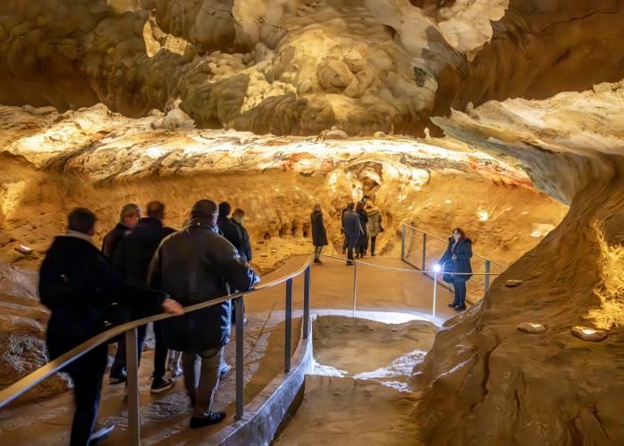 Hội họa cổ đại với tranh vẽ động vật trên vách hang động Lascaux thời tiền sử