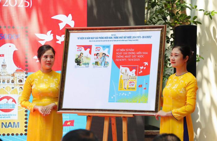 Tranh vẽ về hòa bình thế giới với hình ảnh chim bồ câu trắng bay trên quả địa cầu xanh