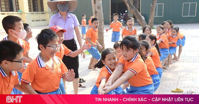 Khám Phá Nét Đẹp Tranh Vẽ Học Sinh Vui Chơi Tranh vẽ học sinh tiểu học đang hào hứng tham gia các trò chơi dân gian truyền thống trên sân trường