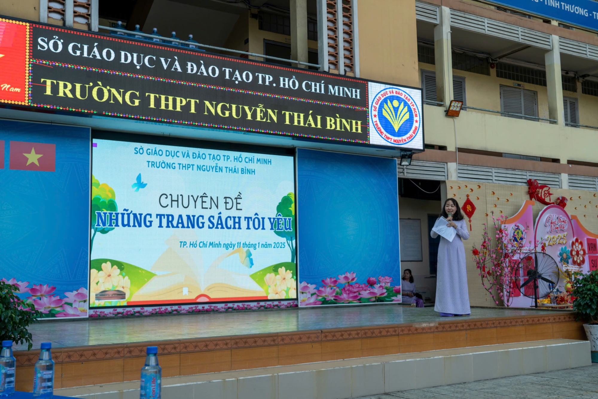 Khám Phá Nét Đẹp Trong Tranh Vẽ Học Sinh Đọc Sách Tranh vẽ học sinh đọc sách chăm chú trong thư viện trường học ấm cúng truyền cảm hứng