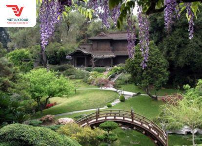 Tranh vẽ hướng dẫn viên du lịch duyên dáng giới thiệu vẻ đẹp di sản văn hóa thế giới cho du khách