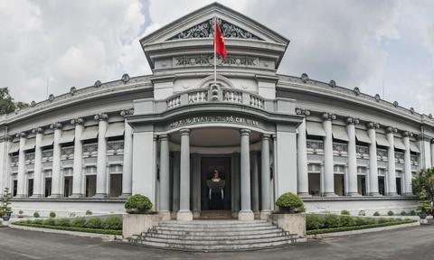 Tranh vẽ khung cửa sổ cổ điển với hoa hồng leo lãng mạn và ánh sáng dịu nhẹ