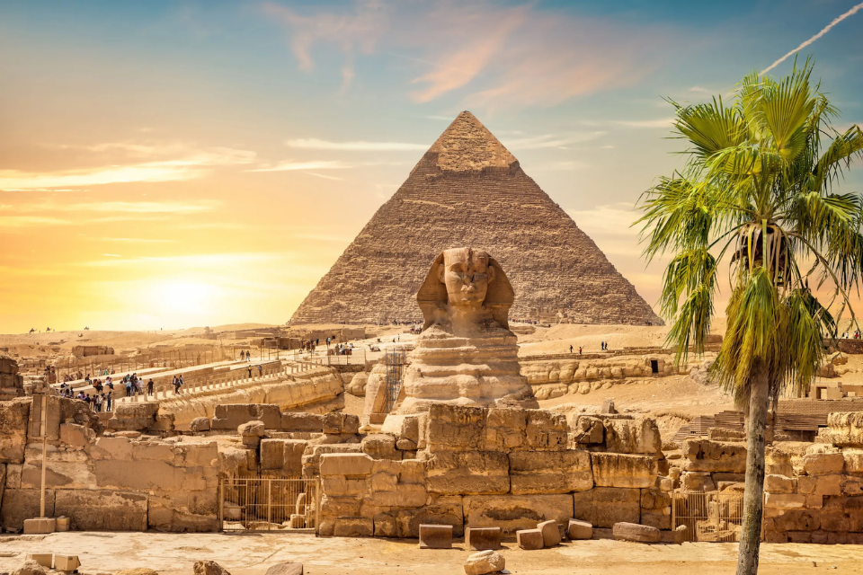 Tranh vẽ kim tự tháp Giza Ai Cập cổ đại hùng vĩ dưới ánh nắng vàng rực của sa mạc mênh mông