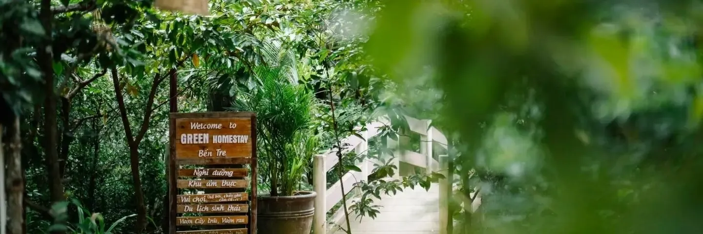 Bức tranh vẽ phong cảnh làng quê sông nước miền Tây thanh bình với thuyền ba lá và hàng dừa xanh mát