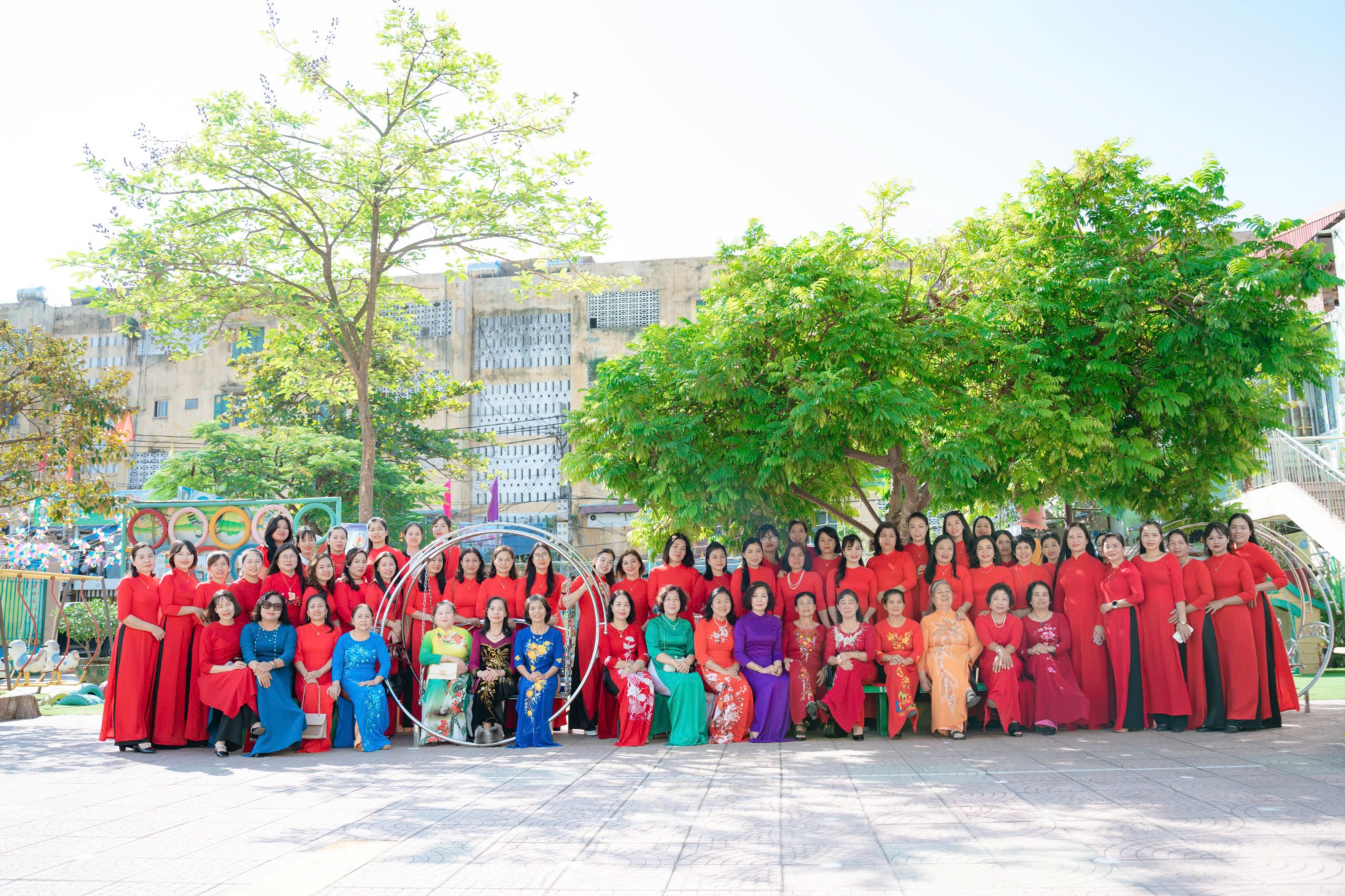 Tranh vẽ khung cảnh lớp học mầm non với cô giáo và các bé đang học bài vui vẻ, không khí ấm áp