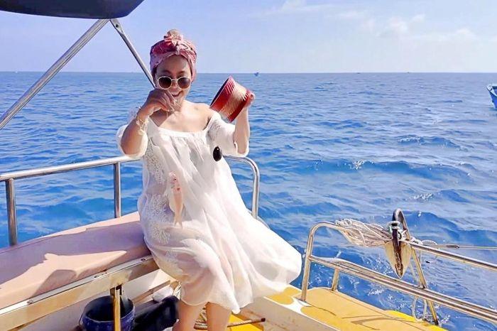 Khám Phá Vẻ Đẹp Huyền Bí Qua Tranh Vẽ Nàng Tiên Cá Tranh vẽ nàng tiên cá tuyệt đẹp đang bơi lội duyên dáng giữa các rặng san hô và đàn cá nhiều màu sắc dưới đáy đại dương xanh thẳm huyền bí