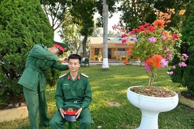 Tranh vẽ người lính Cụ Hồ giản dị gần gũi với nhân dân Việt Nam, thể hiện tình quân dân